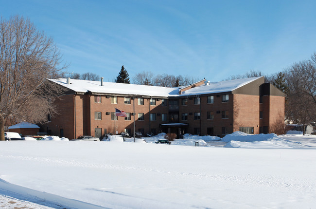 Maple Terrace Apartments in Maple Plain, MN - Foto de edificio - Building Photo