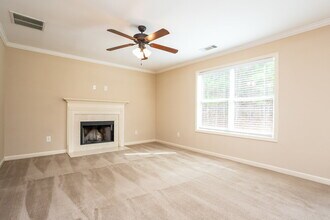 233 Logan Creek Ln in Dallas, GA - Foto de edificio - Building Photo