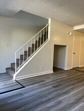 43711 Challenger Way in Lancaster, CA - Foto de edificio - Building Photo