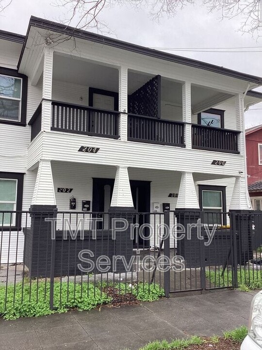 204 W Oak St in Stockton, CA - Building Photo