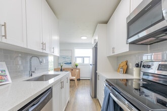 718 Lawrence in Hamilton, ON - Building Photo - Interior Photo