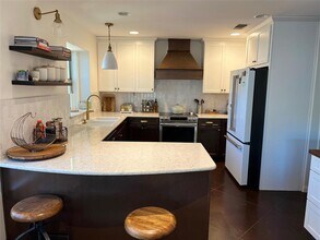 17800 Village Dr in Dripping Springs, TX - Foto de edificio - Building Photo