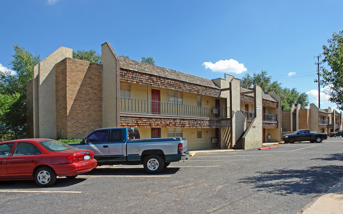 Olympian Apartments Photo