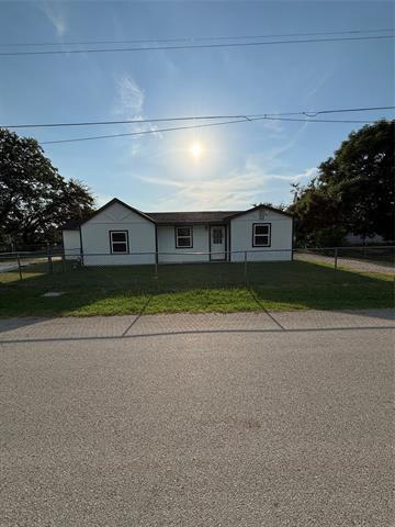 903 1st St in Bridgeport, TX - Building Photo