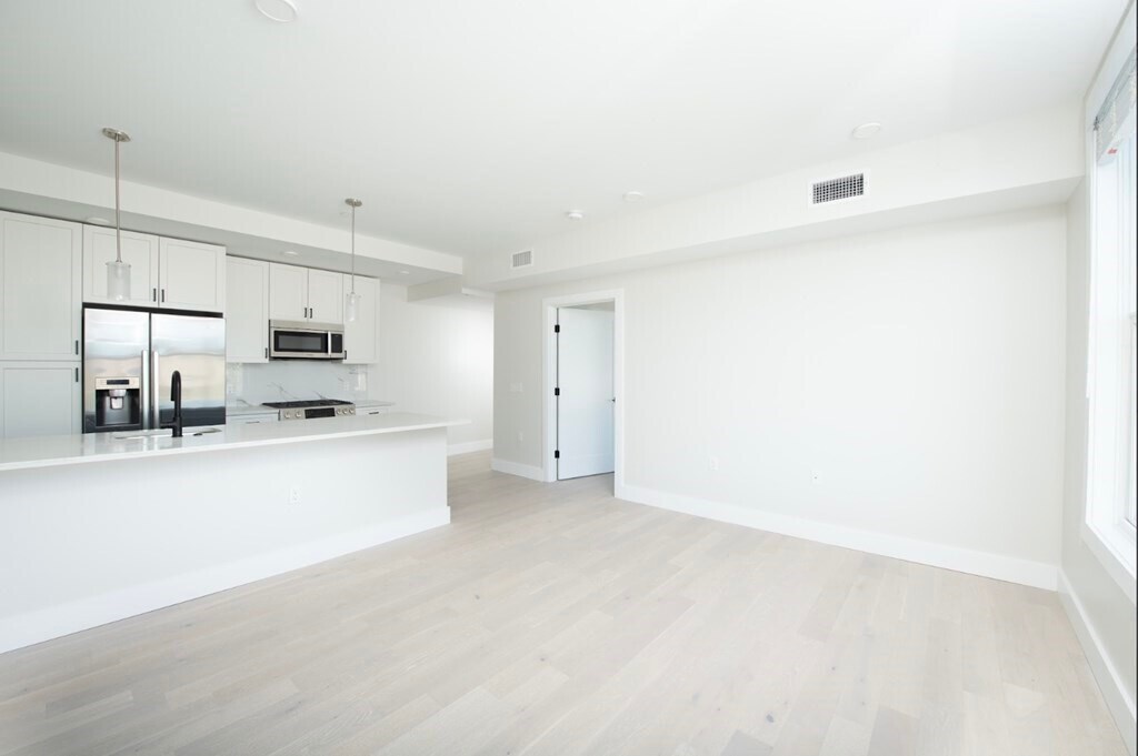 426 Border St, Unit #503 in Boston, MA - Foto de edificio