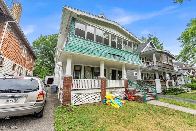 915 Helmsdale Rd in Cleveland Heights, OH - Building Photo - Building Photo
