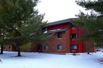 Monona Meadows in Monona, WI - Foto de edificio - Building Photo