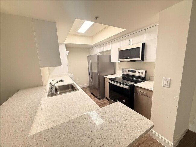 18335 NW 68th Ave, Unit 255-201 in Hialeah, FL - Building Photo - Building Photo