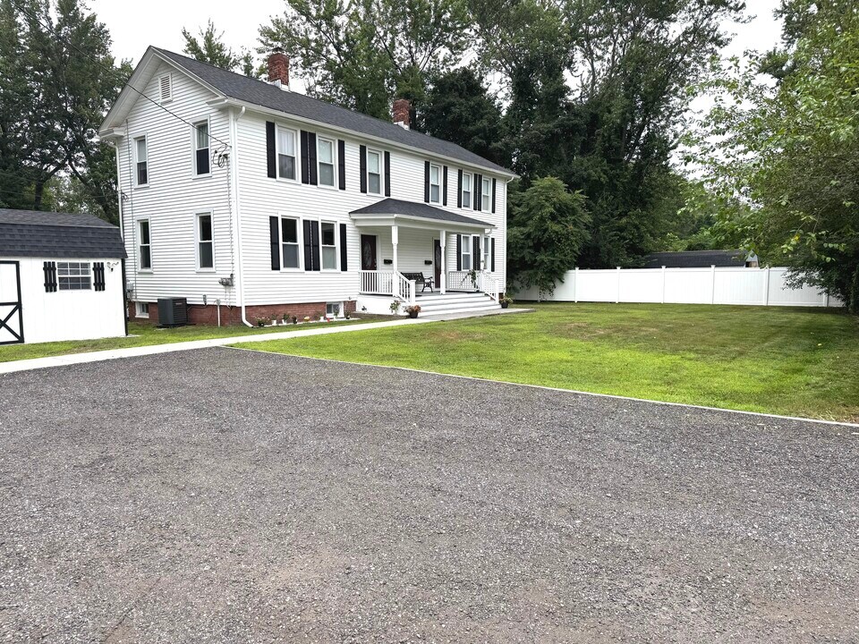 64 Parker Terrace in Glastonbury, CT - Foto de edificio