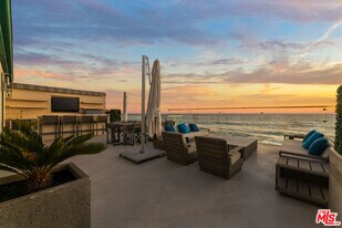 42580 Pacific Coast Hwy in Malibu, CA - Building Photo
