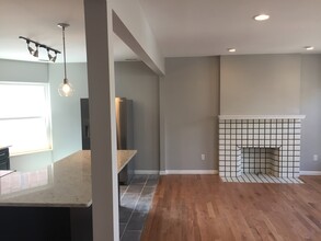 136 E 8th Ave, Unit Apt. 1 in Homestead, PA - Foto de edificio - Building Photo