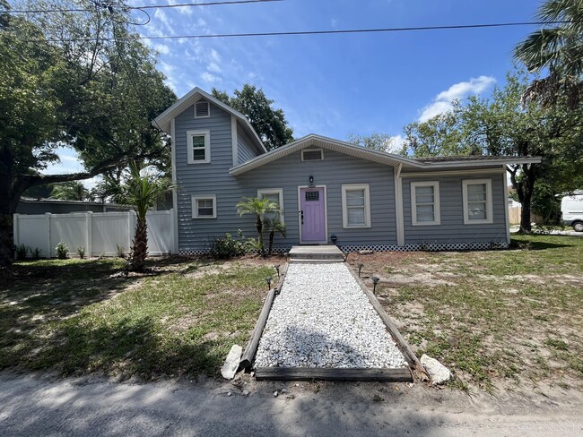 6600 N Dixon Ave in Tampa, FL - Foto de edificio - Building Photo