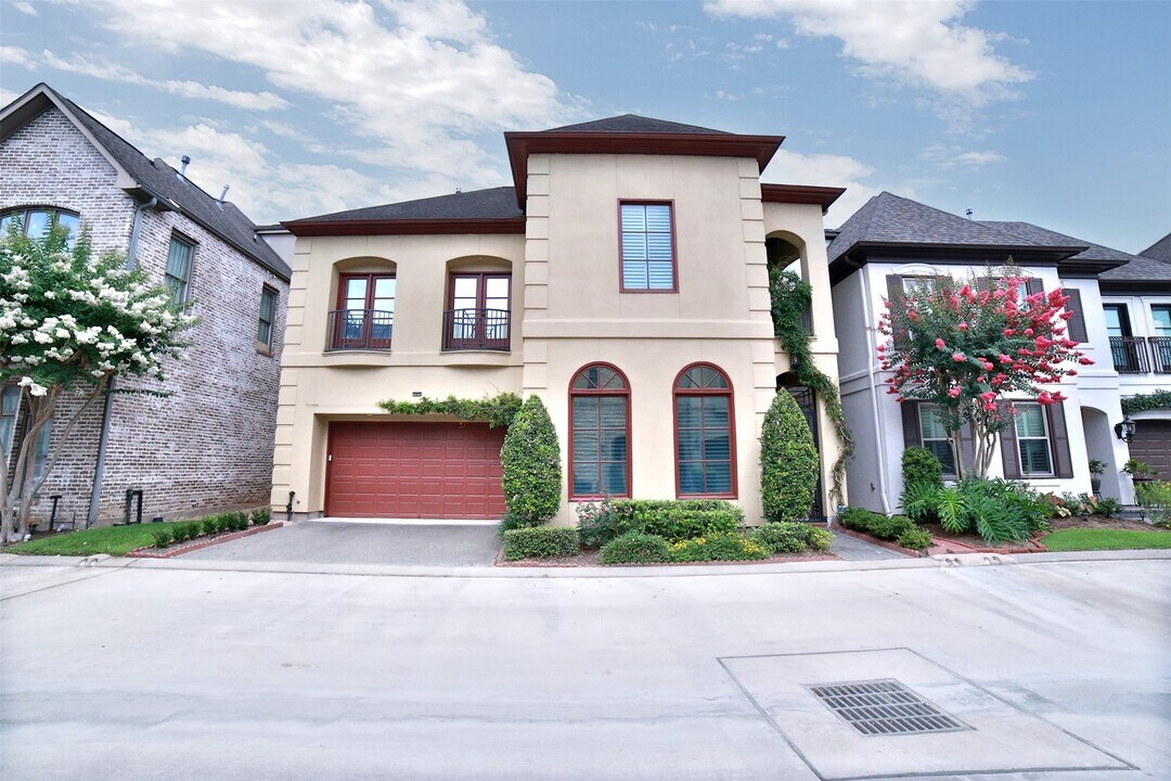 6335 E Mystic Meadow in Houston, TX - Building Photo