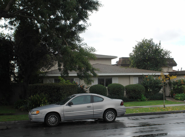 3882 Green Ave in Los Alamitos, CA - Foto de edificio - Building Photo