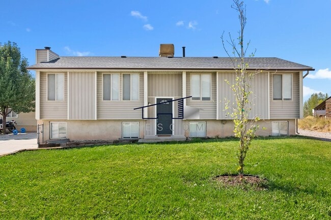 property at 1721 750 W St