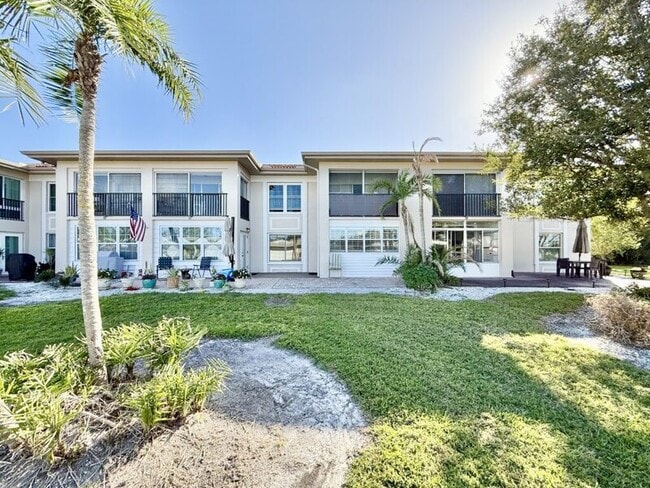 10350 Imperial Point Dr W in Largo, FL - Building Photo - Building Photo