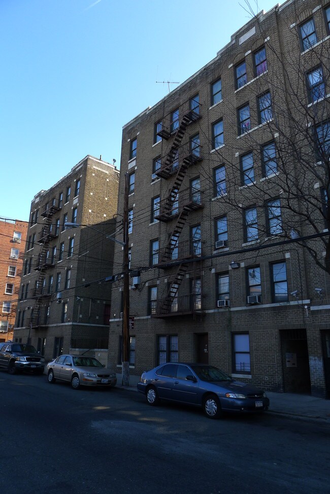 4014-16 Carpenter Ave in Bronx, NY - Foto de edificio - Building Photo