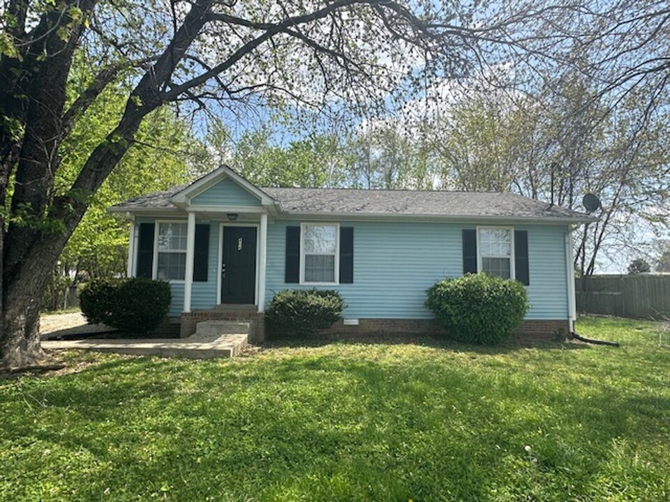 404 Pacific Ave in Oak Grove, KY - Building Photo