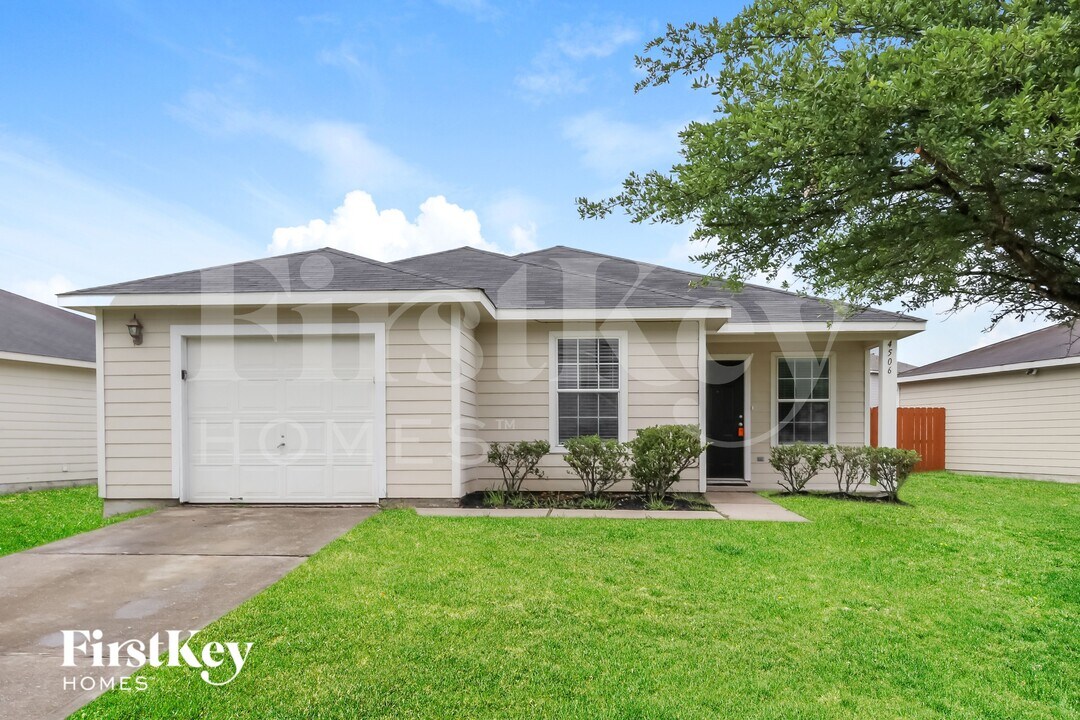 4506 Nueces River Loop in Spring, TX - Foto de edificio