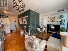 111 Elizabeth St in Toronto, ON - Building Photo - Building Photo