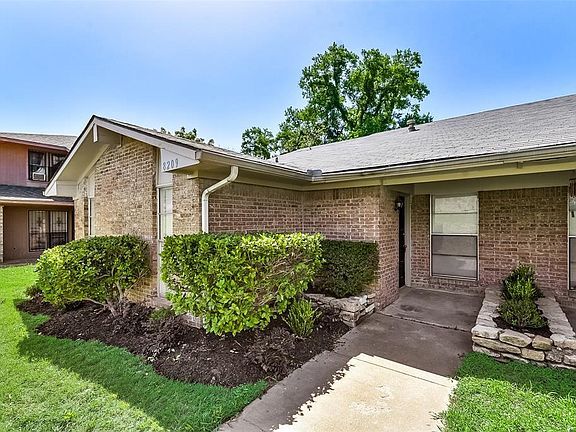 8209 Ferguson Rd in Dallas, TX - Foto de edificio - Building Photo