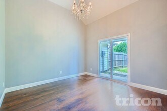 725 Rawlins Dr in Lancaster, TX - Foto de edificio - Building Photo