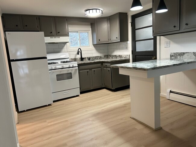 85 Cosey Beach Ave, Unit 2 in East Haven, CT - Building Photo - Building Photo