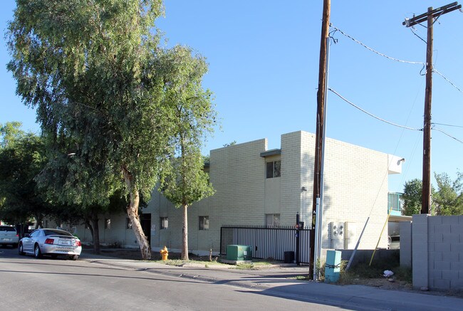 Ashland Manor Apartments in Mesa, AZ - Foto de edificio - Building Photo