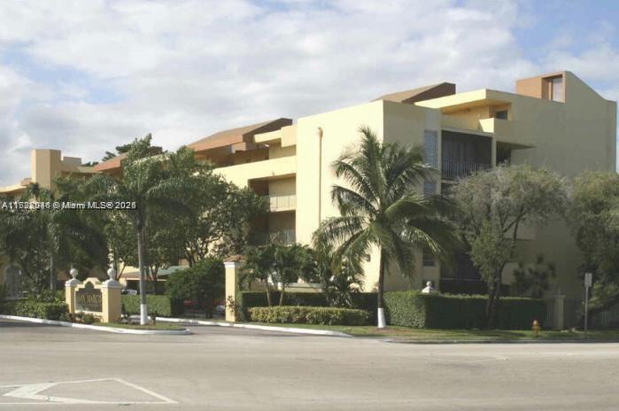 8860 Fontainebleau Blvd in Miami, FL - Building Photo