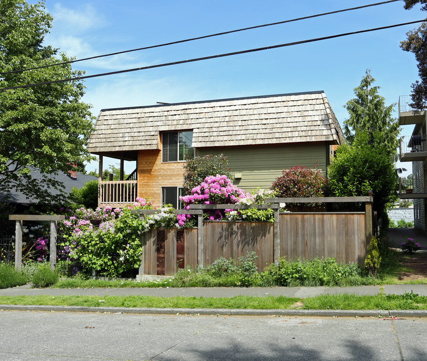 3242 21st Ave W in Seattle, WA - Foto de edificio