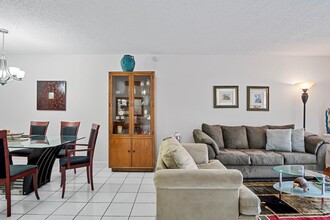 1775 N Andrews Sq, Unit 102W in Fort Lauderdale, FL - Foto de edificio - Building Photo