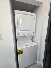 5161 Wakefield St, Unit 2 in Philadelphia, PA - Foto de edificio - Building Photo