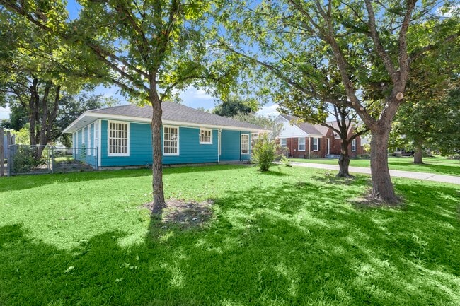 6438 Pinehurst Dr in Houston, TX - Building Photo - Building Photo