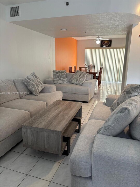 133 Riviera Cir in Weston, FL - Building Photo