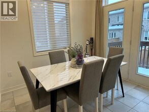 112 Skinner Rd in Hamilton, ON - Building Photo - Building Photo