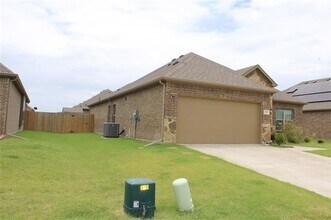 688 Navasota Dr in Crandall, TX - Foto de edificio - Building Photo