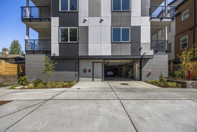 2152 N 185th St, Unit 201 in Shoreline, WA - Foto de edificio - Building Photo