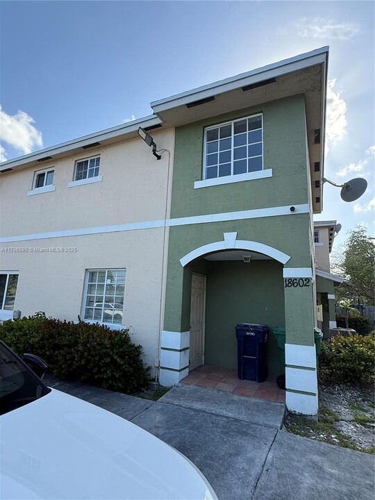 18602 SW 100th Ave in Cutler Bay, FL - Foto de edificio