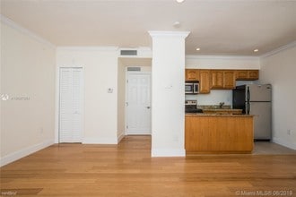 1 Edgewater Dr-Unit -# 204A in Coral Gables, FL - Foto de edificio - Building Photo