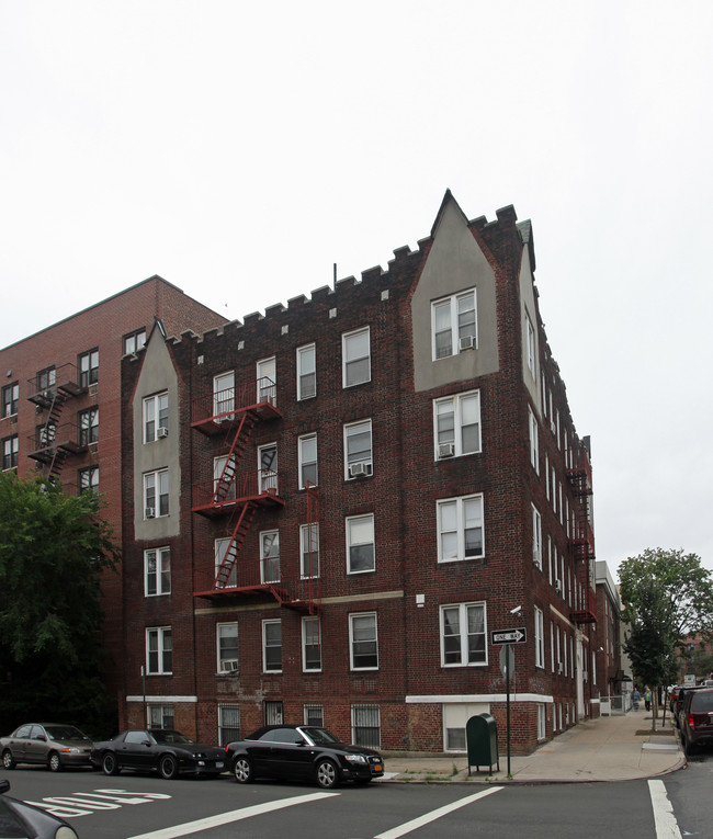 41-01 67th St in Woodside, NY - Foto de edificio - Building Photo