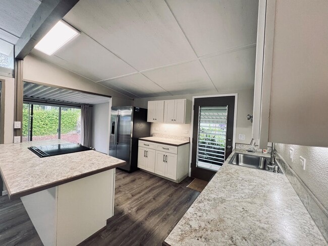 350 Ulupaina St in Kailua, HI - Building Photo - Building Photo