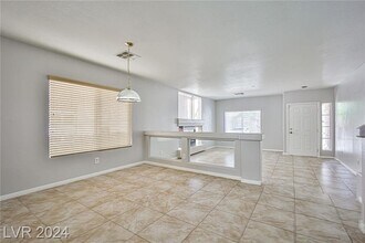 6586 W Camero Ave in Las Vegas, NV - Foto de edificio - Building Photo