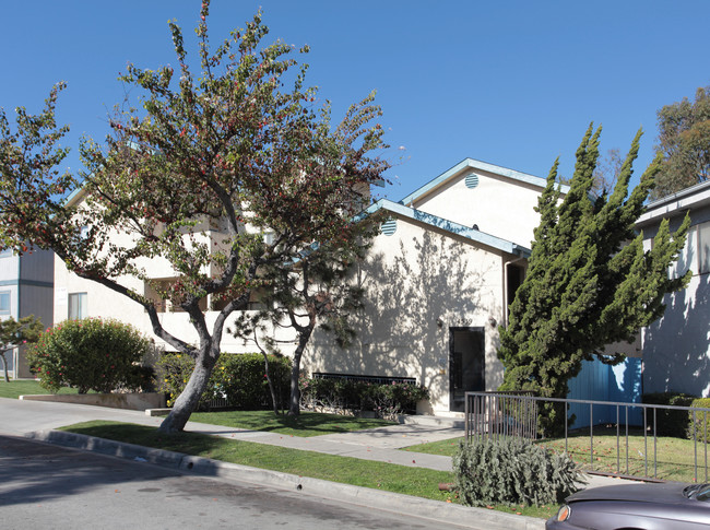 Peninsula Apartments in Lawndale, CA - Building Photo - Building Photo