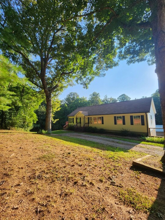 11 Avondale Cir in Arden, NC - Building Photo