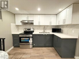 19 Baylawn Dr in Toronto, ON - Building Photo