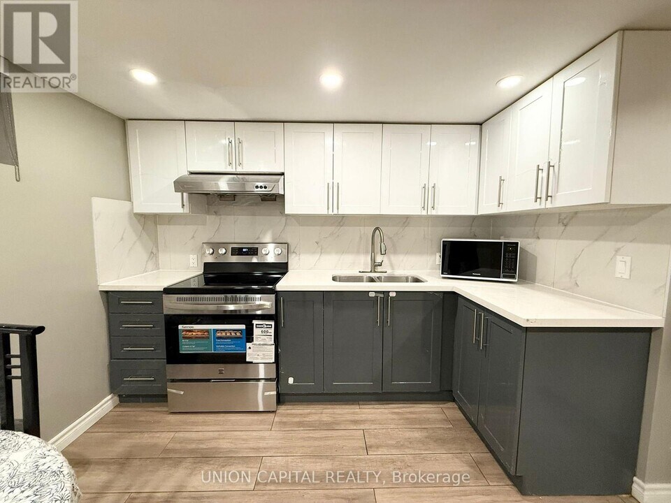 19 Baylawn Dr in Toronto, ON - Building Photo