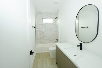 740 NW 24th Ct in Miami, FL - Foto de edificio - Building Photo