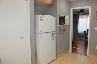 5606 Warwick Dr, Unit Lower in Parma, OH - Foto de edificio - Building Photo