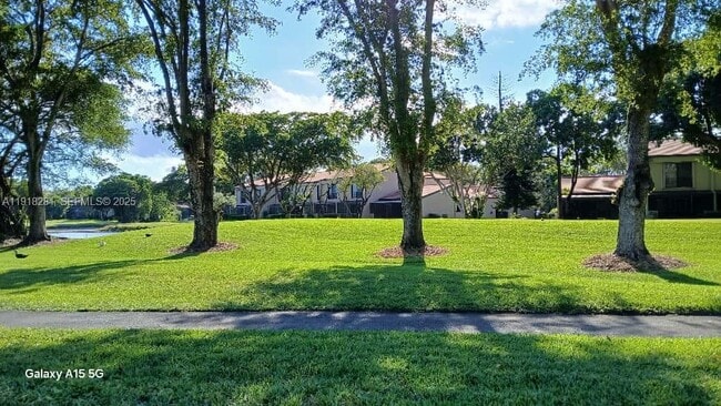 3851 Estepona Ave in Doral, FL - Foto de edificio - Building Photo