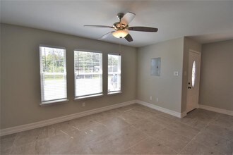 3727 Putnam Dr, Unit B in Bacliff, TX - Building Photo - Building Photo